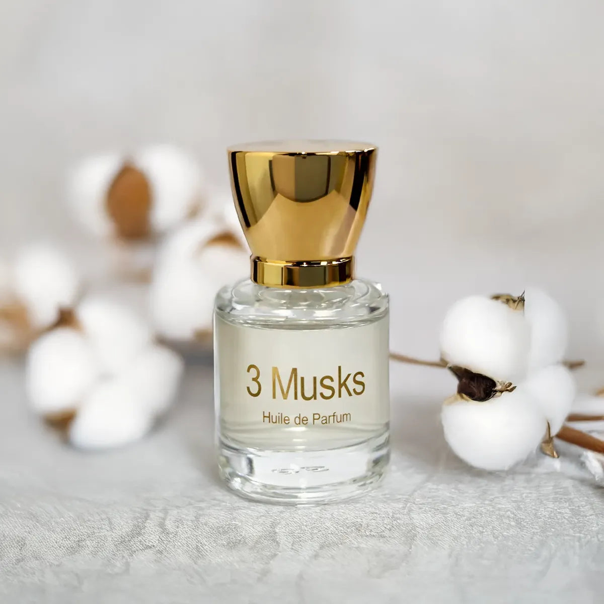 3 Musks huile de parfum displayed with cotton flowers in a soft natural setting